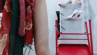 近期质量最高的双飞3P 姐妹女神，长腿萌妹子和长得有混血味道像热巴的女神，左拥右抱最高境界，老汉推车另一个妹子在后边推动助力