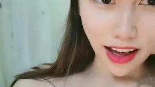 棕色头发的学生在淋浴间里自慰