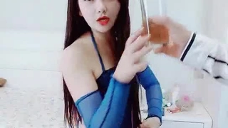 美麗又擁有極品身材的 Eva Elfie 剛出道沒多久的稚嫩影片