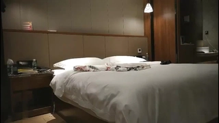 汉祚高门内射我的空姐嫂子，粉嫩妹美乳蜜桃臀，(完整版35分钟已上传下面简阶)