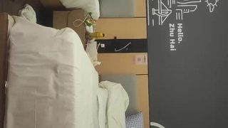 隔壁被捆绑和堵嘴的女孩在宿舍里被粗暴地操