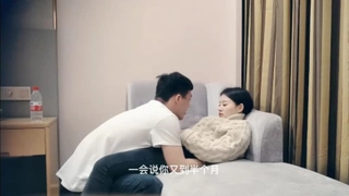 年轻漂亮小美女先和炮友车震 然后自慰揉穴 无毛粉嫩十分诱人