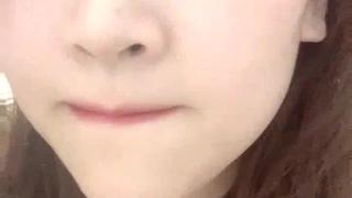 萝莉小女友中出完吃大鸡巴，娇嫩的颜值真是好想爱哦