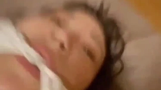 烈焰红唇美女大战头套男极品美腿吊带白丝，美女很享受直浪叫，吸吮大屌扶着插入