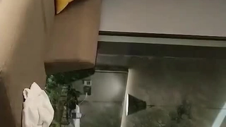 小胸部少女用嘴巴和紧致的肛门接受阴茎