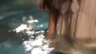 少女接受了一根大鸡巴,脸上被精液覆盖