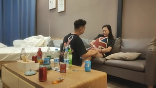 年轻的业余爱好者Angela用震动棒自慰