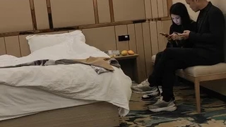 感性的棕发女郎享受令人满意的舔阴会话
