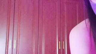 [本土無碼中文]雙馬尾小蘿莉！超會玩！美腿黑絲內八，翹起屁股抽插嫩穴，跪在椅子上