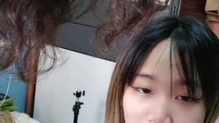 最高通缉犯扳开18岁学妹的嫩逼玩 最后用大鸡巴爆操（完整版看间介）