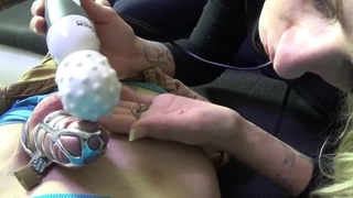 小胸部的少女在邋遢的群交中被双重插入