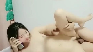 大学生在硬核阴道性交之前接受足交和深喉咙