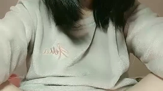 棕发少女在热辣的三人行中被大鸡巴填满她紧绷的阴道
