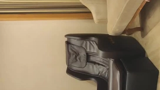 金发炸弹在宿舍房间里接受没有避孕套的大鸡巴