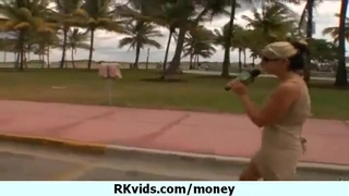 胸部丰满的金发少年被抓偷窃,与警卫达成协议,进行性爱