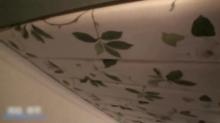 女同性恋业余爱好者在商店里探索他们的性欲