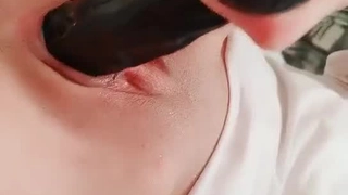 大臀美女在家边玩游戏机边口交